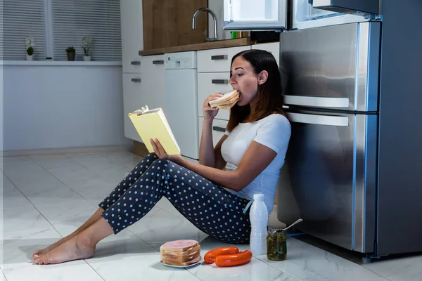 サンドイッチを食べて女性 — ストック写真