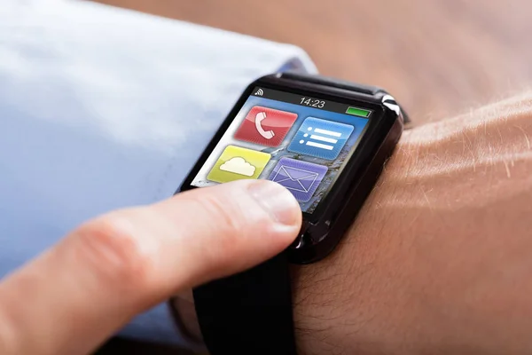 Affärsman bära Smart Watch — Stockfoto