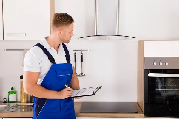 Técnico masculino con portapapeles — Foto de Stock