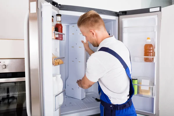 Oprava lednice opravář — Stock fotografie