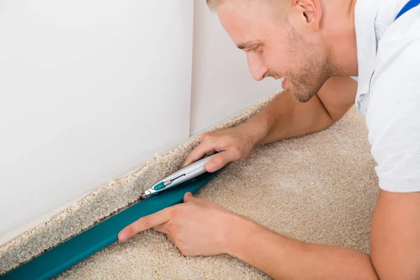 Man Cutting Carpet — Stock Photo, Image
