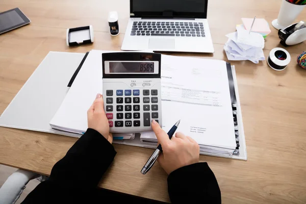 Businesswoman Calculating Invoice — Stock Photo, Image