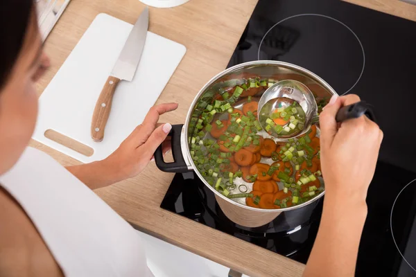 Femme faisant de la soupe — Photo