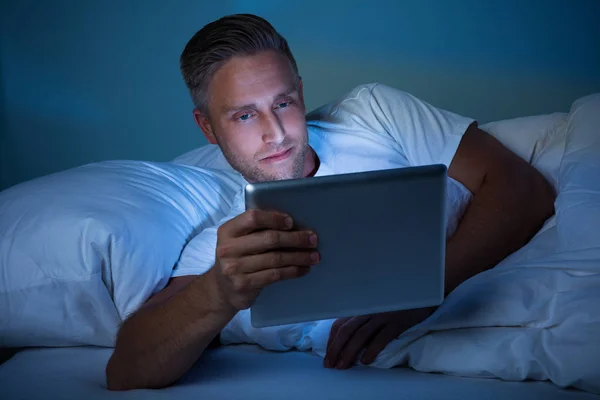 Muž se dívá na digitální tablet — Stock fotografie
