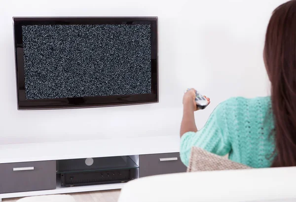 Mulher assistindo televisão mostrando nenhum sinal — Fotografia de Stock