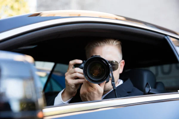 Mann fotografiert mit Kamera — Stockfoto