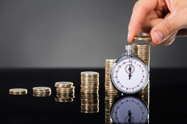 Persona apilando monedas en el escritorio — Foto de Stock