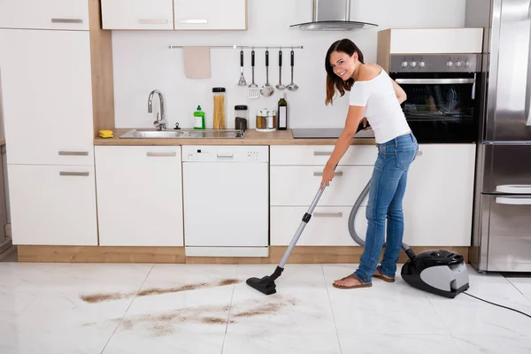妇女清洁地板 — 图库照片