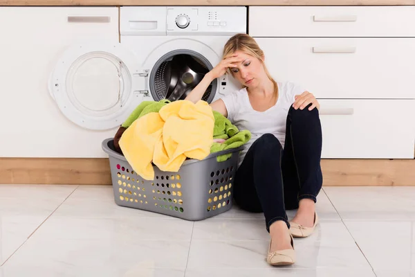 Mulher perto da máquina de lavar roupa — Fotografia de Stock