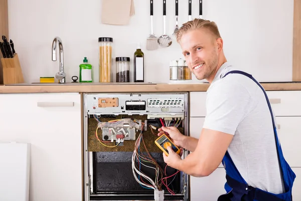 Technician Checking Dishwasher — Stock Photo, Image