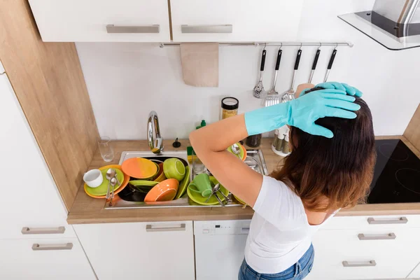 Mulher de pé na cozinha — Fotografia de Stock