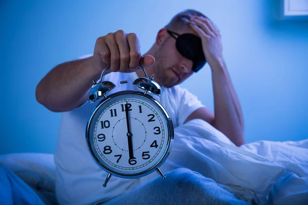 Man slapen met klok — Stockfoto