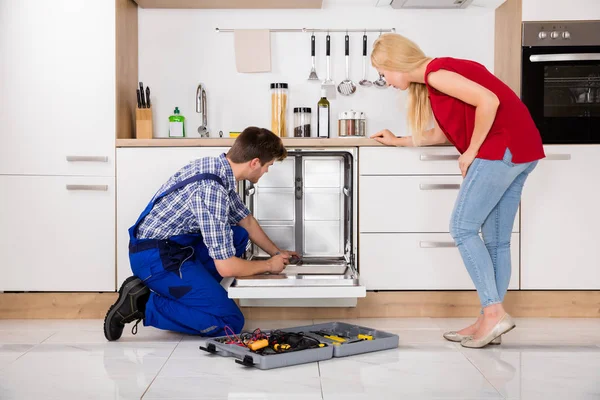 Repairman Repairing Dishwasher — Stock Photo, Image