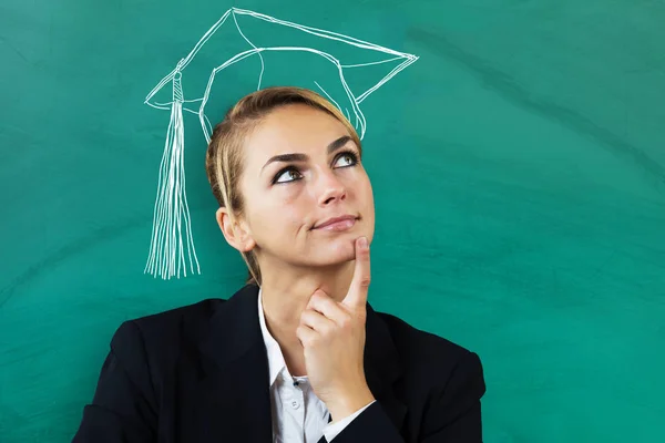 Geschäftsfrau denkt an Bildung — Stockfoto