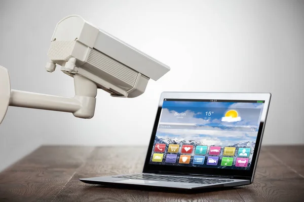 Security Camera op Laptop — Stockfoto