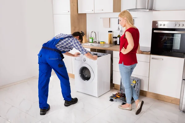 Mannelijke werknemer repareren van wasmachine — Stockfoto