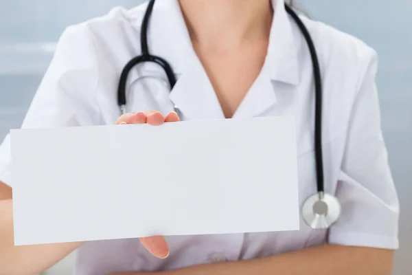Doctor sosteniendo papel en blanco —  Fotos de Stock
