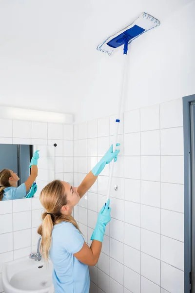 Woman Cleaning Ceiling — Stock Photo, Image