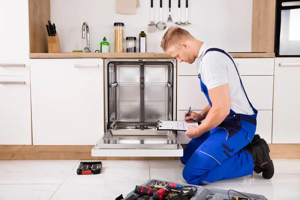 Reparador escrevendo na área de transferência — Fotografia de Stock