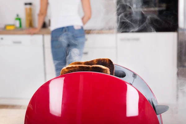Verbrannter Toast kommt heraus — Stockfoto