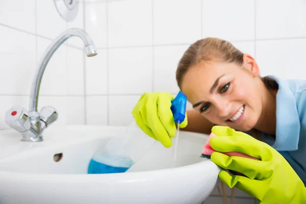 Woman Cleaning Basin — Stock Photo, Image