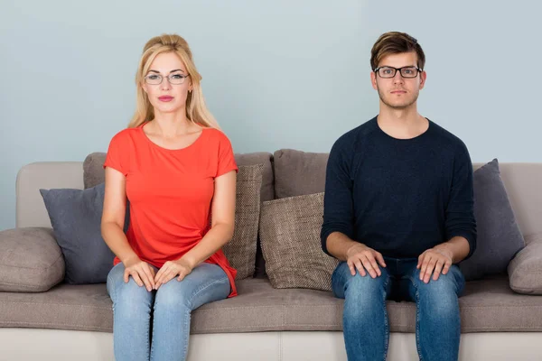 Pareja vistiendo anteojos — Foto de Stock