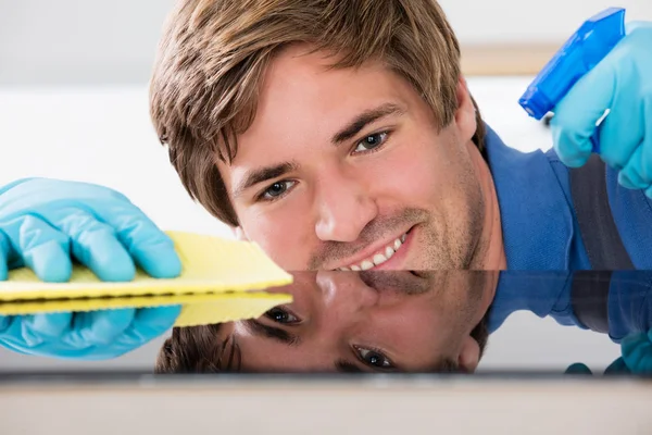 Werknemers Countertop schoonmaken — Stockfoto