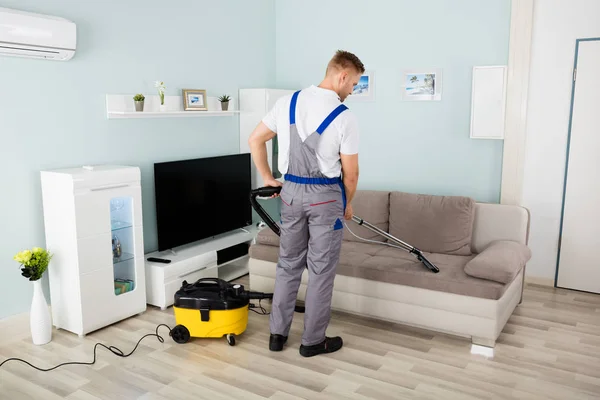 Worker schoonmaken Sofa — Stockfoto