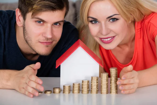 Paar beschermen huis Model — Stockfoto