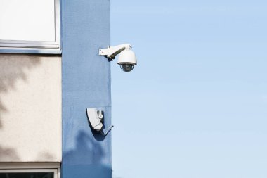 Duvardaki güvenlik kamerası