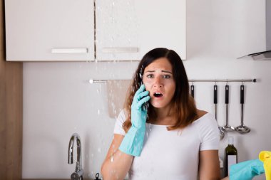 Kadını tesisatçı için çağıran 
