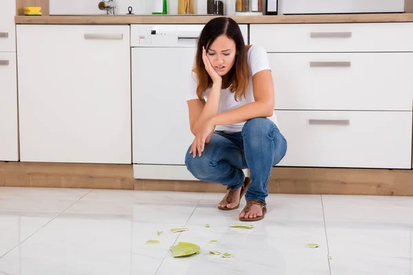 Woman Looking At Floor — Stock Photo, Image