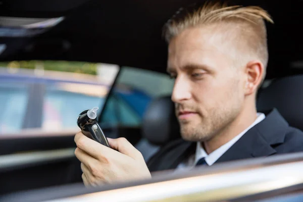 Homem sentado dentro do carro — Fotografia de Stock