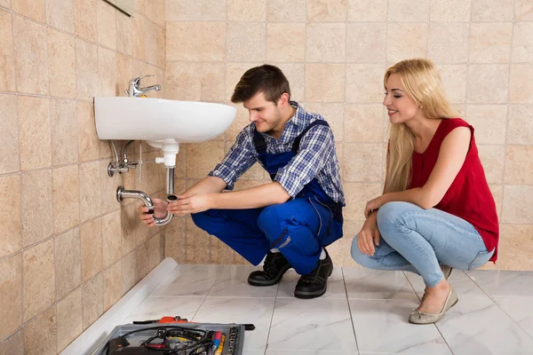 Male Plumber Repairing Sink — Stock Photo, Image