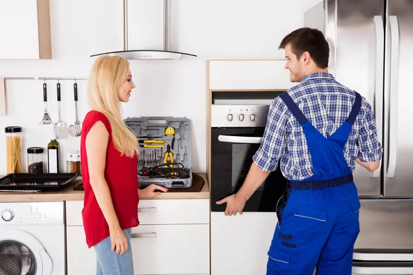 Worker Installing Oven — Stock Photo, Image