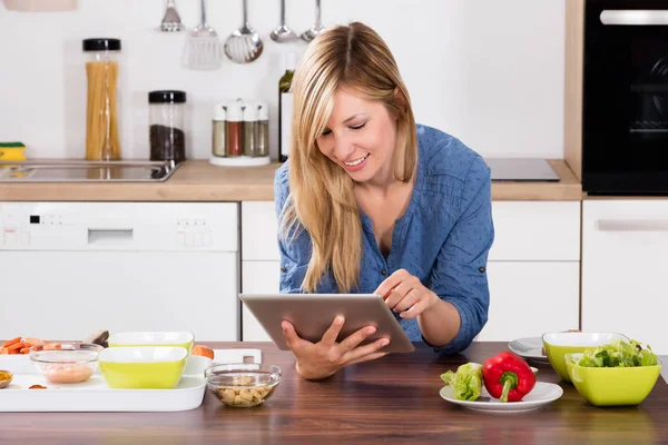Woman Using Digital Tablet — Stock Photo, Image