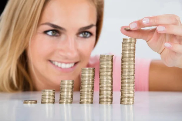 Mujer feliz insertando moneda —  Fotos de Stock