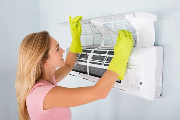 Woman Checking Air Conditioner — Stock Photo, Image