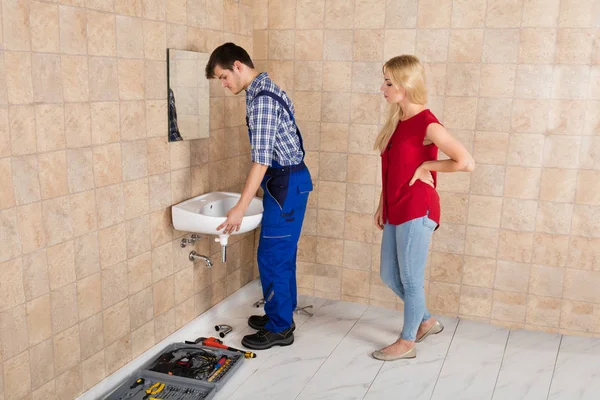 Handyman Installing Sink — Stock Photo, Image