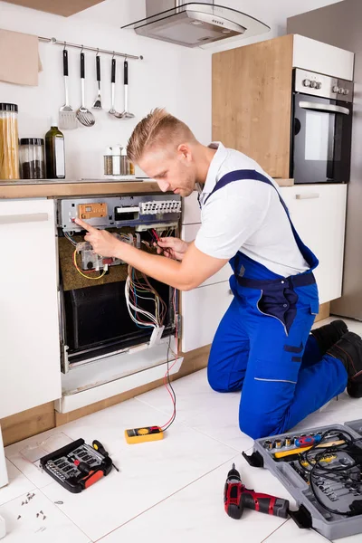 Repairman Checking Dishwasher — Stock Photo, Image