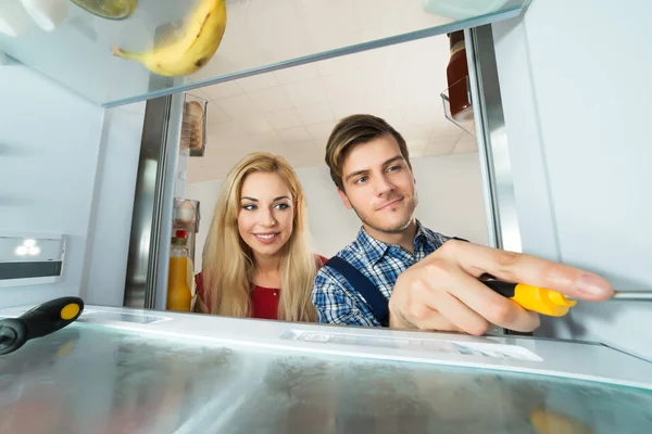 Hombre trabajador reparación de refrigerador —  Fotos de Stock