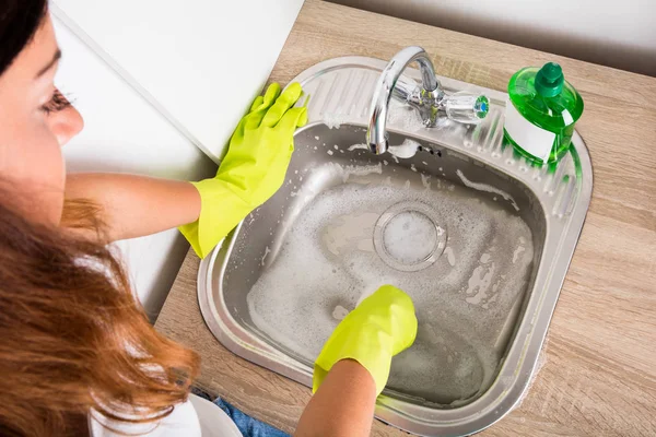 Vrouw spoelbak schoonmaken — Stockfoto