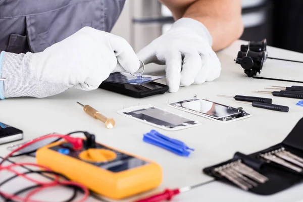 Technician Fixing Cellphone — Stock Photo, Image