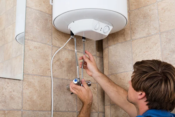 Homme installant la chaudière électrique — Photo