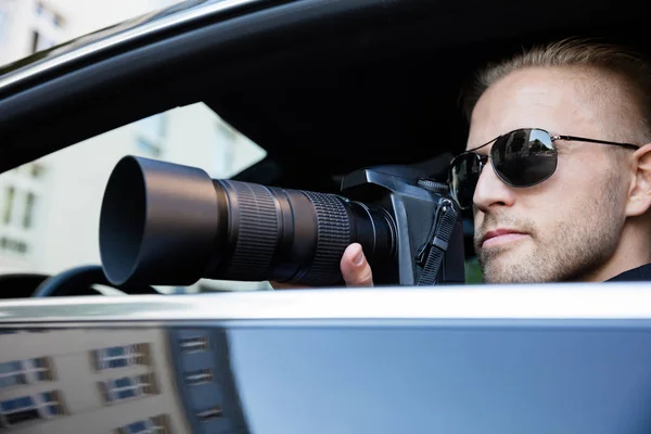 Homem fotografando com câmera — Fotografia de Stock