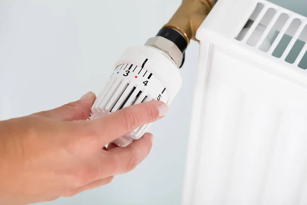 Person Adjusting Thermostat Radiator — Stock Photo, Image