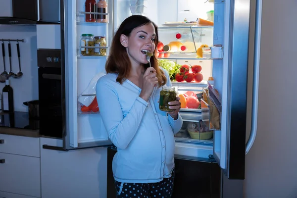 Donna che mangia sottaceti — Foto Stock