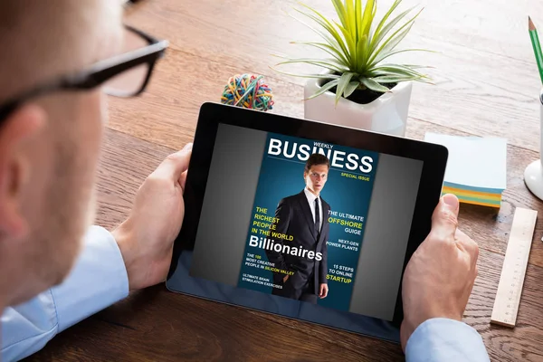 Businessman Reading Online Magazine — Stock Photo, Image