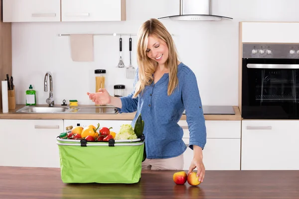 Woman Removing Apples — Stock Photo, Image