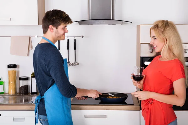 Par förbereder middag — Stockfoto